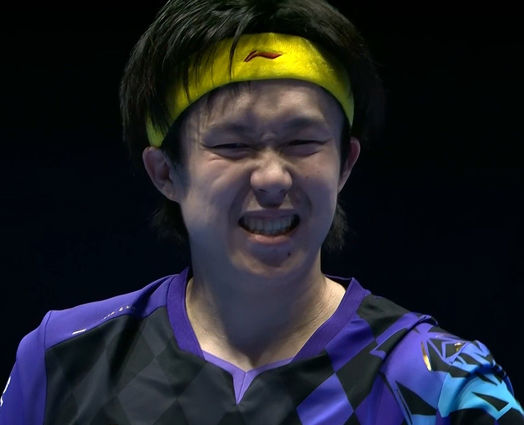 心理优势连下四五局！王楚钦3-2逆转科顿，国乒半决赛1-0领先法国